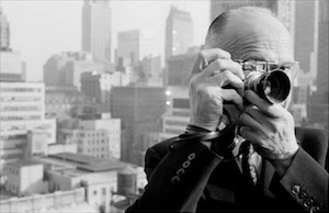 Da notare come Henri Cartier-Bresson tiene in mano la macchina mentre scatta