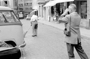 Cartier-Bresson coglie l'occasione di fotografare questo signore voltato mentre spazza la strada, da notare la pezza nera sui calzoni...le sue immagini hanno sempre qualcosa originale