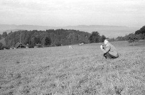 Cartier-Bresson accovacciato nel campo pronto a scattare