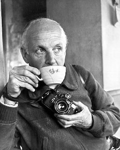 Anche quando sorseggia da una tazza, Cartier-Bresson ha sempre in mano la macchina