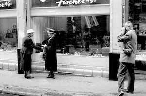 Henri Cartier-Bresson coglie due signore anziane mentre parlano sul marciapiede